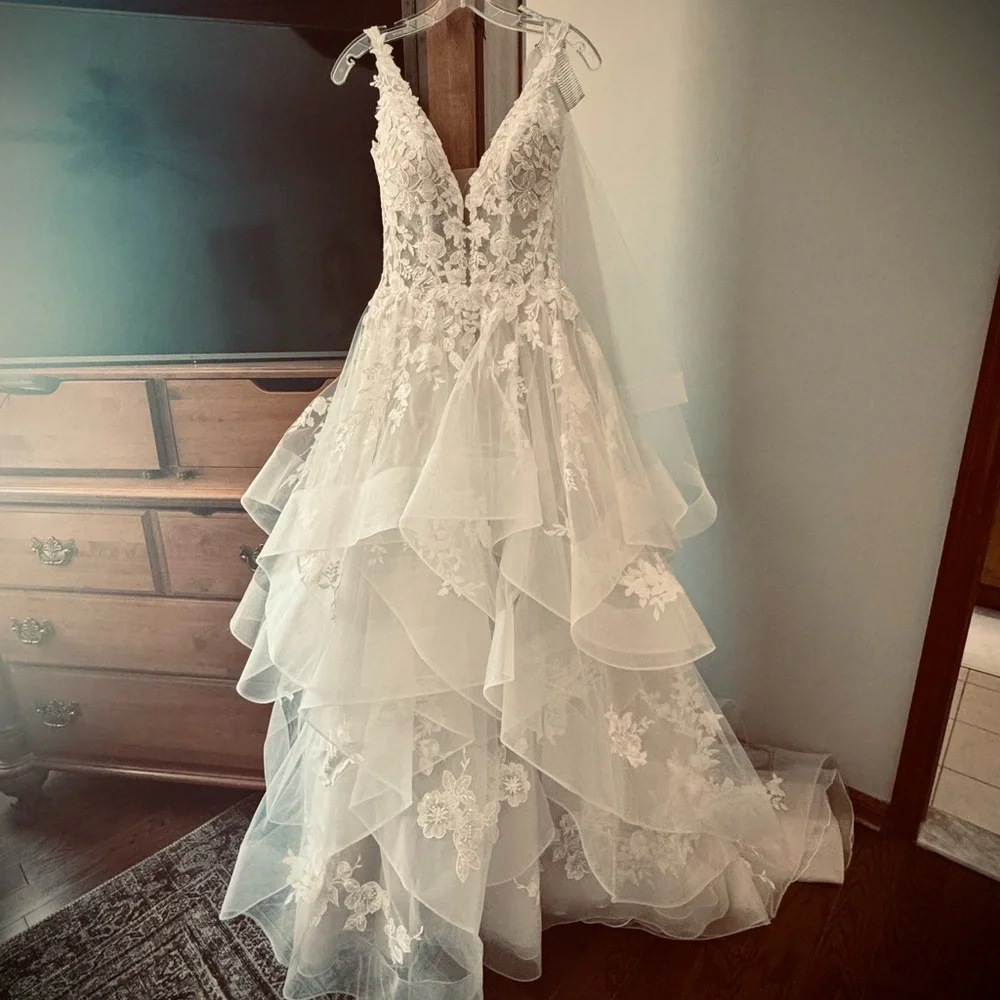 Bijou Bridal Romantic Floral Lace Wedding Gown in creamy white & wedding veil - Picture 8 of 9